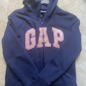 Blå gap zip hoodie💗 - Säljer min blåa gap zip hoodie. Den är lite nopprig och urtvättad (tredje bilden) men annars i bra skick. Det är inget som syns när den sitter på. Den är i storlek XXL i barnstorlek men det motsvarar ungefär xxs/xs i vuxen. Priset går att diskutera 💗 