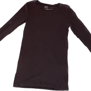 Långärmade tröjor - Brun och grå långärmade tröjor, båda för 100 en för 50