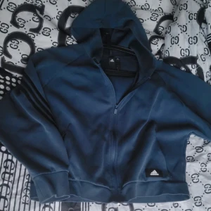 Kortare adidas hoodie - Storlek L  Kortare adidas hoodie lite oversize