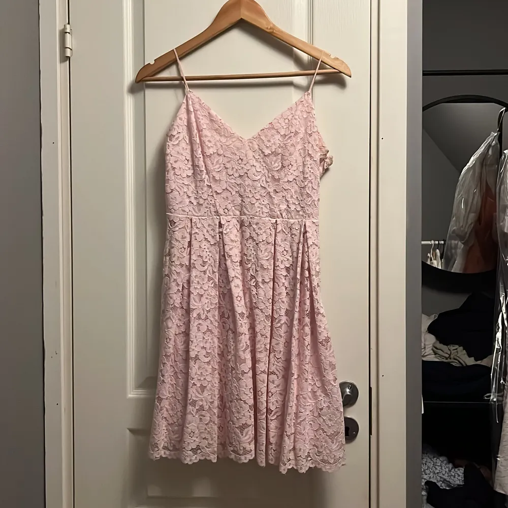 Fin rosa klänning med spets, aldrig använd. Köpte för 200kr - säljer för 50kr💘 Frakt ingår ej, men kan mötas upp om du bor i Örebro!. Klänningar.