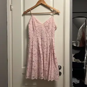 Fin rosa klänning med spets, aldrig använd. Köpte för 200kr - säljer för 50kr💘 Frakt ingår ej, men kan mötas upp om du bor i Örebro!