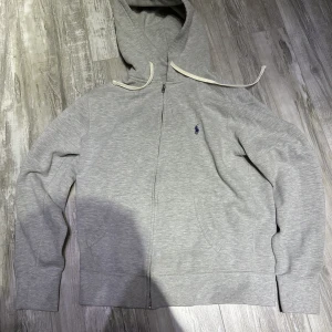 Ralph lauren tröja - Ralph lauren tröja i bra skicka. Knappt använd. Storlek M,  inga defekter. Säljer den för 950