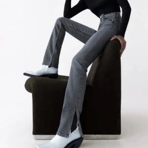 Slit jeans  - Otroooooligt sköna jeans från zara med slit vid foten, strech så det känns knappt som jeans när man har på sig dom. Säljes då jag har två likadana. Mina favorit jeans 🩶