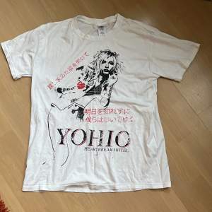 As cool t shirt med Yohio tryck i storlek L.