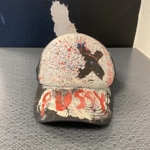 Design keps - Tjena!  Säljer nu denna sällsynta keps. Då den är målad på plats av en professionell konstnär, det finns därför bara en av sitt slag. En keps  av hög kvalite och gör en fin sista touchen på en snygg outfit.  Tveka ej på att skriva och fråga.  Mvh