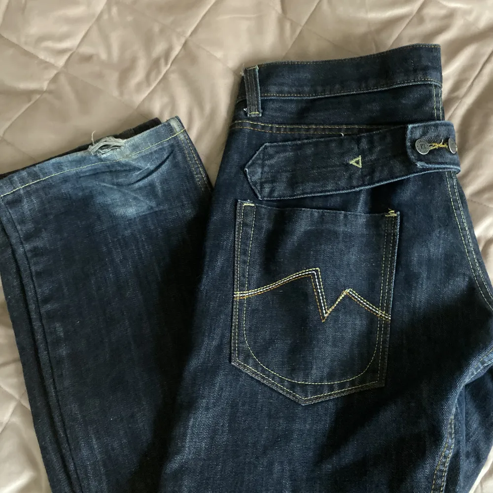 Mörkblåa jeans från Rabiez. Köpte i nyskick, har använts mycket men de syns bara där nere. Säljer då jag har tröttnat på dom🙃 Cool och unik baksida, mid/low waist och straight leg! Midjemått rakt över: 42cm❤️säkert coola baggy om man är mindre!. Jeans & Byxor.