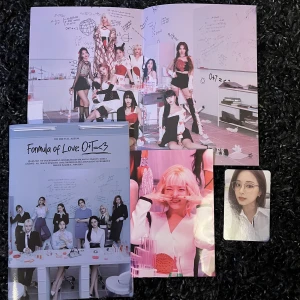 Twice - Formula of love: O+T=<3 photobook, poster, bild och photocard. - Cd ingår inte! Den originella plastförpackningen ingår inte heller, bara det som visas på bilden ingår. Inköpt på bengans i Stockholm 