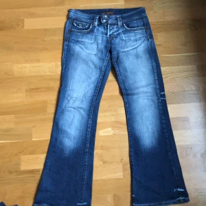 Lågmidjade jeans - Jätte snygga lågmidjade och utsvängda jeans, köpta på Vinted men passade inte mig. Längd: 96 cm, midja: 39cm, skriv till mig om ni har några frågor eller vill ha bilder på💗