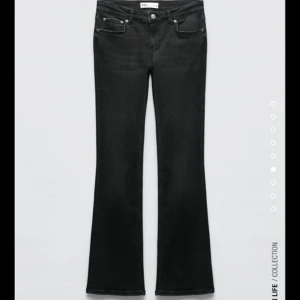 Svarta low waist Flare jeans - Säljer nu mina favorit jeans då jag köpte ett par andra, jag är 172 cm💗 jeansen sitter perfekt och är superfina, slutsålda på hemsidan, skriv om ni har frågor💗