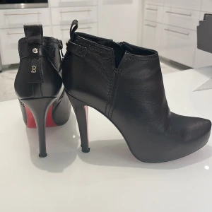 Baldowski Klackar  - Höga Baldowski klackar/stilettklack strl 37. De har en inbyggd plattform. Äkta skinn. Tyvärr använda men ändå helt ok skick. Sjukt snygga och modell från 2000-2010. 8-9 cm klack och 1,5-2 cm inbyggd plattform. 