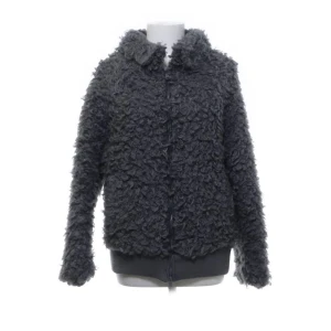 Jacka  - Snygg ”lurvig” jacka. Bra skick, knappt använd. Storlek S 