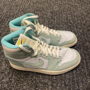 Nike Jordan Air 1  - Säljer dessa Air Jordan Turbo green, är osäker på om de är äkta eller inte, hursomhelst i väldigt gott skick. Materialet är i mocka. Hör av er vid intresse. Köpare står för frakt!💕