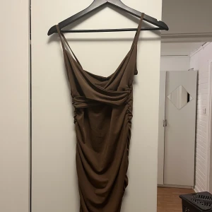 Brun klänning - Brun fin klänning