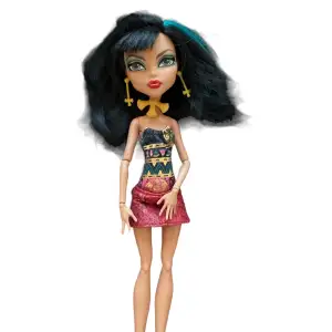 Cleo de nile monster high docka i bra skick däremot är håret lite trassligt. Kan tänka mig gå ner i pris vid snabbt köp! Kolla in mina andra annonser för fler dockor/tillbehör. (Få alla tre dockorna jag har lagt upp för 300kr!)