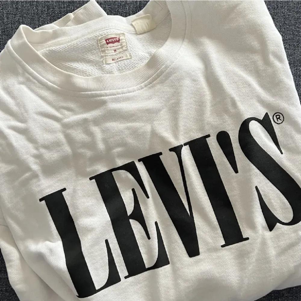 Levi's tröja relaxed fit. Lite skrynklig på bilderna då den legat inne i garderoben länge utan användning. annars mycket fint skick. Hoodies.