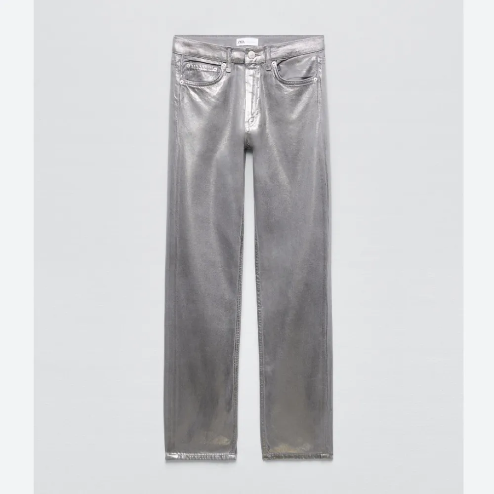 Silver jeans i storlek 32, aldrig använda med prislappen kvar. Benen är ganska långa och passar nog någon mellan 160-170 beroende på om man vill sy upp eller vika upp där nere osv. . Jeans & Byxor.