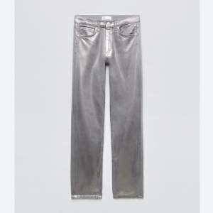 Silver jeans i storlek 32, aldrig använda med prislappen kvar. Benen är ganska långa och passar nog någon mellan 160-170 beroende på om man vill sy upp eller vika upp där nere osv. 