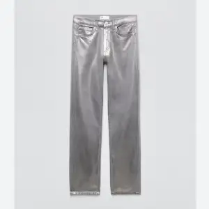 Silver jeans i storlek 32, aldrig använda med prislappen kvar. Benen är ganska långa och passar nog någon mellan 160-170 beroende på om man vill sy upp eller vika upp där nere osv. 