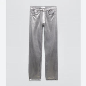 Zara silver jeans - Silver jeans i storlek 32, aldrig använda med prislappen kvar. Benen är ganska långa och passar nog någon mellan 160-170 beroende på om man vill sy upp eller vika upp där nere osv. 