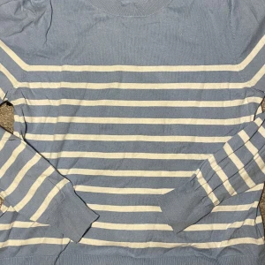 Randig tröja  - Säljer randig tröja i från oasis. Aldrig använt i storlek L men sitter som S. Kontakta vid frågor💕