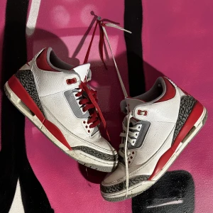 Jordan 3 ”Fire red” - Tjena säljer mina !ÄKTA! trotjänare! Köpta på snkrs kan visa bild för intyg! Allt annat og finns med! Skick 7/10 typ smutsiga på bilder men TVÄTTAS såklart innan försäljning! Mvh William! 🤴 pris ej hugget i sten!!