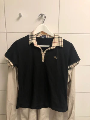 Burberry London S-M - Säljer denna piké i väldigt bra skick som jag hittat i vintage butik. Vet ej om den är äkta 100% bomull Står XL men passar S-M