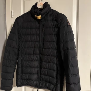 Parajumper UGO SuperLightWeight - 10/10 Skick Jättefin - Säljer för att den inte kom till användning. QR Kod och kvitto finns. Kan tänka mig att gå ner i pris vid snabb affär. Nypris 4k