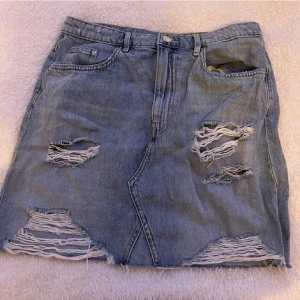 Denim kjol - En denim kjol med hål i mycket bra skick! Passar stl M-l 💙