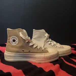 Säljer mina platform converse💓 dom är använda få gånger och nyskick🥰