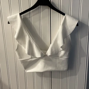 Topp från Nelly - Topp från Nelly. Helt ny och oanvänd, prislappen är fortfarande på! Köpte den för några år sedan😊  Kan skicka bild på hur den ser ut på!