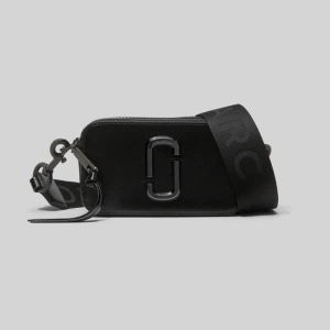 Marc Jacobs Väska - En svart ”The snapshot” marc jacobs väska i svart med gulddetaljer.🖤🖤 (min väska har ett guldigt märke, inte svart) kp för egna bilder. Väskan är mycket rymlig och perfekt att ha med sig överallt. Både festlig och vardaglig.💞💞 (inget kvitto eller dustbag då jag köpte på plick)