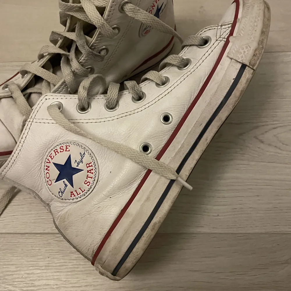 Jättesnygga vita Converse i läder🙌jättefint skick förutom att de är lite smutsiga men det är superlätt att tvätta bort eftersom det inte är tyg! Nypris ca 1000kr säljer för 375+frakt💕. Skor.