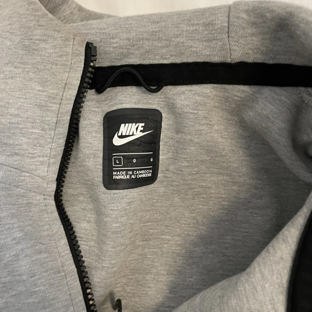 Nike tech fleece i Stl L. Säljer pågrund av fel storlek, använd fåtal gånger men är väl omhändertagen.  Kontakta om ni har några frågor. . Tröjor & Koftor.