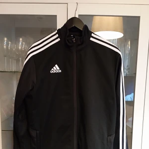 Adidas träningsjacka  - Denna är i nyskick. använd en gång Inköp Intersport 589 Som ny