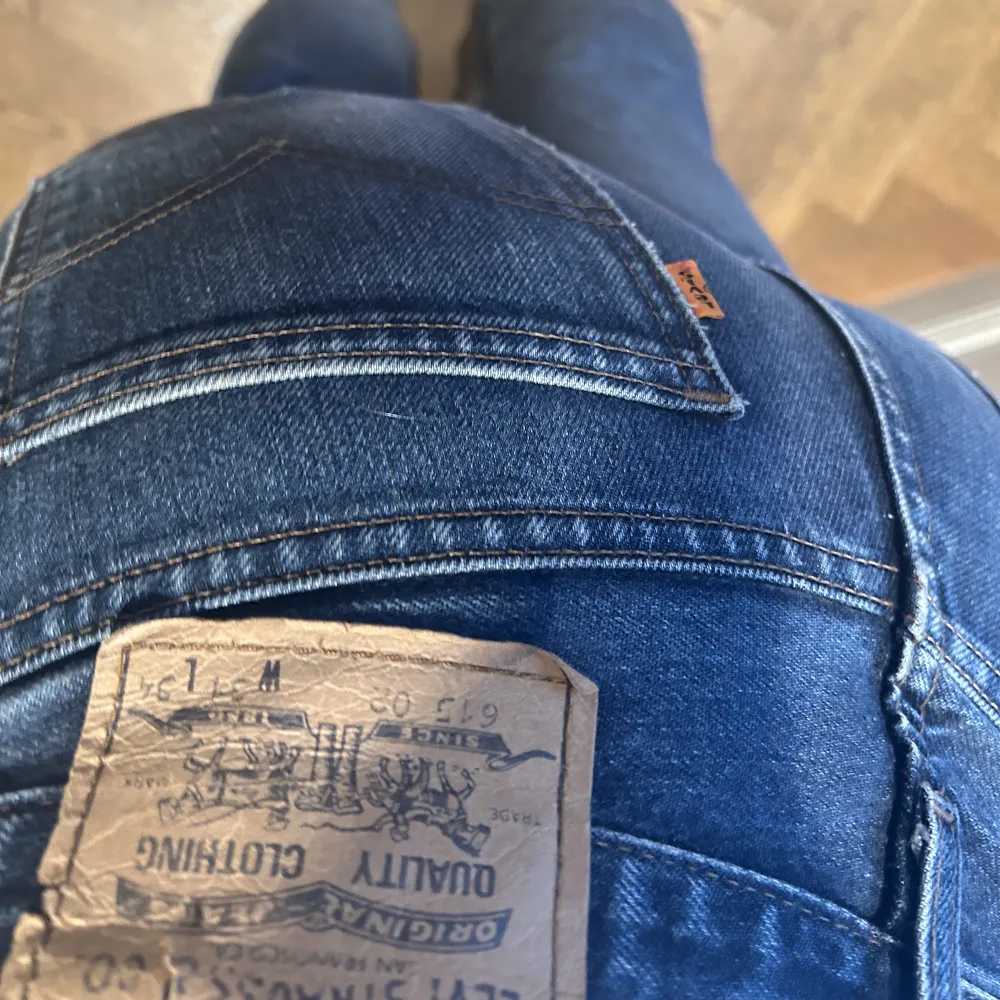 Ett par marinblå skitsnygga jeans från Levi’s. . Jeans & Byxor.