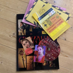 Itzy guess who album - Albumet är i ett mycket bra skick, allt ingår, har använt i klistermärke och posterna är använda så kan ha något märke. Klicka inte på köp nu utan kontakta mig ifall du är intresserad❤️ köparen står för frakt
