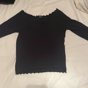 Ribbad basic tröja - Säljer denna ribbade tröja från bikbok. Lappen med storleken är av men det är storlek S. Skriv för fler bilder!