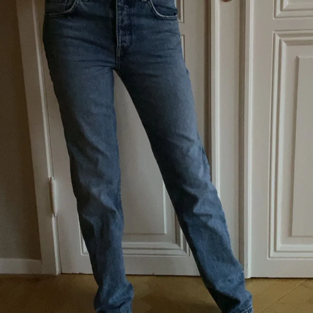 Säljer dessa snygga midwaist jeans från zara i storlek 34 kan nog funka för de som har storlek 32 med. De är blåa i färgen💓. Jeans & Byxor.