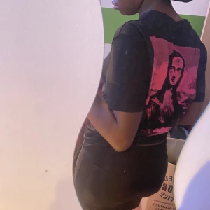 T shirt med tryck - En svart t shirt med Mona Lisa tryck. 