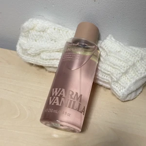 Victoria Secret bodymist - Luktar verkligen varm vanilj, inte något för mig. Beställde från hemsidan och den kom igår, endast provsprejat några få gånger. 