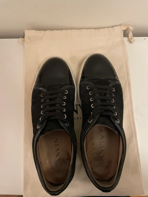 Lanvin  - Tja, säljer mina svarta/mörkgråa lanvin skor i storlek 42-43 (UK8) endast dustbag, extra skosnören och skorna med följer, box är sönder och har inte kvar den längre. kond 8,5-10 hör av er vid frågor eller funderingar
