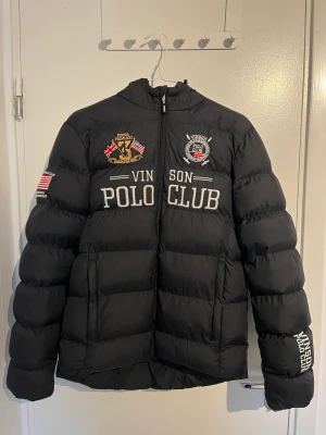 Vinson Polo Club Jacka - En väldigt bekväm och fin jacka för vinter säsongen. Säljer denna jacka för att jag är inte i behov av den längre. Fråga gärna om fler bilder! Storlek: S  Ny pris 849 kr.