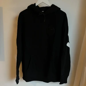 Hoodie - Mjuk Hoodie med text bak