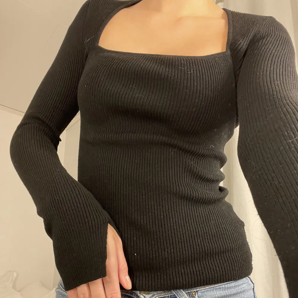 Superfin ribbad tröja med slits vid händerna!❣️säljer då den aldrig används. Jättebra skick! . Neuletakit & Villapaidat.