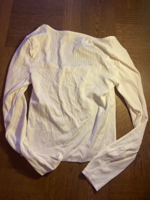 ribbstickad topp - badic vit ribbstickad topp, med urringning, passar inte mig så säljer vidare. Endast provad 💗💗