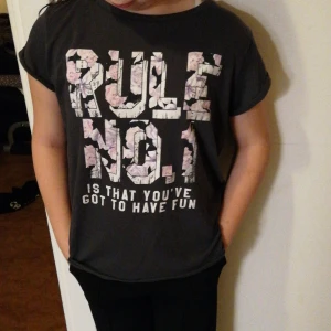 T shirt  - Snygg å cool t shirt, mörkgrå, hel så klart