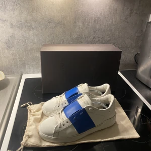 Valentino open - Velentino open i strl 41, i super skick. Box,dustbag följer med, kvitto finns digitalt. Tveka inte på att höra av dig vid fler frågor eller bilder 