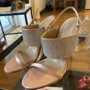 Klackskor - Endast testade! Från fashionova, står storlek 7.5 vilket inte stämmer då de bör vara 39, men dessa är 36,5-37. Jag får ej på mig dem 🙈superfina med bling 💘