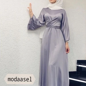 Klänning  - Satin långklänning köpt ifrån Turkiet. Använd en gång. Storlek S. Skriv för att se bilder på mig men klänningen. 