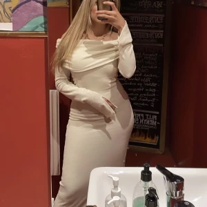 Gina tricot klänning  - Använd 1 gång i strl Xs